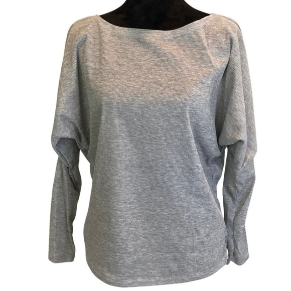 Tops - Gray ribbed long sleeved shirt.